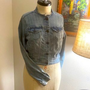 Regular classic body shorter jean jacket with collar stylized by cutting.